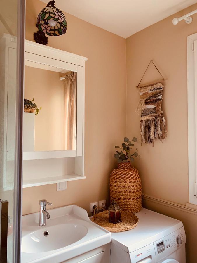 Parisian Style Private With Shared Bathroom Near Bastille And Gare De Lyon Homestay Paris